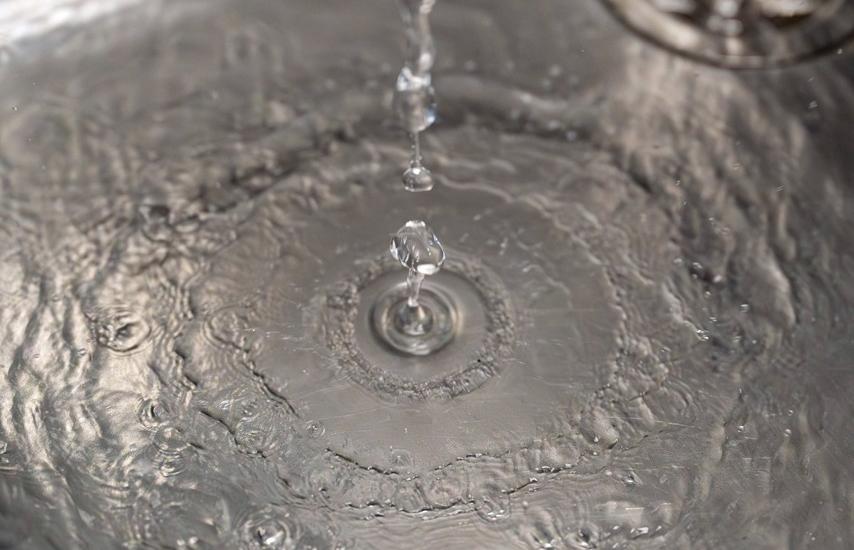 Water drops landing in a metallic sink